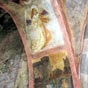Peinture murale en l'église d'Audressein : ange musicien jouant de la vielle médiévale à l'aide d'un archer.
